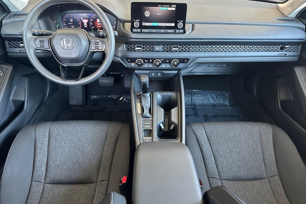 Used 2025 Meteorite Gray Metallic Honda SE image 15