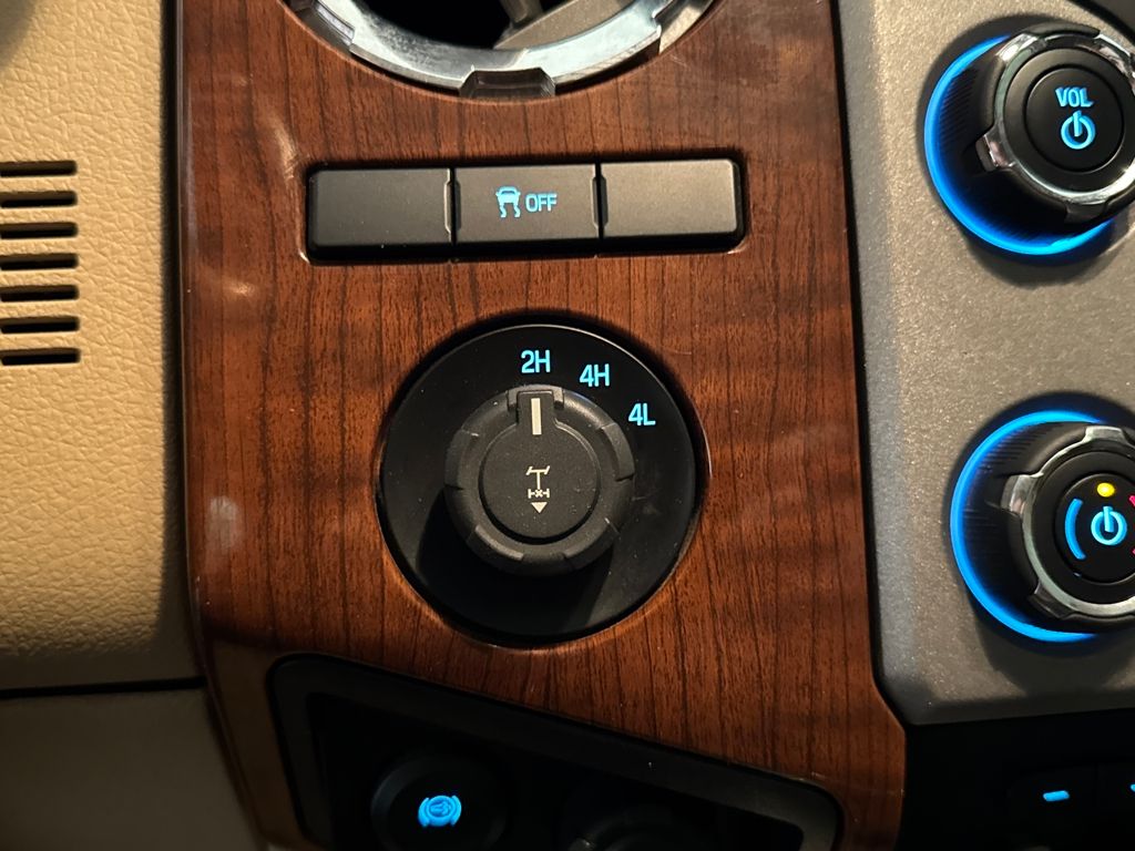 Used 2015  Ford Lariat image 29