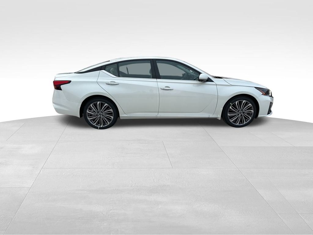 2025 Pearl White Tricoat Nissan Altima 2.5 SL FWD Sedan
