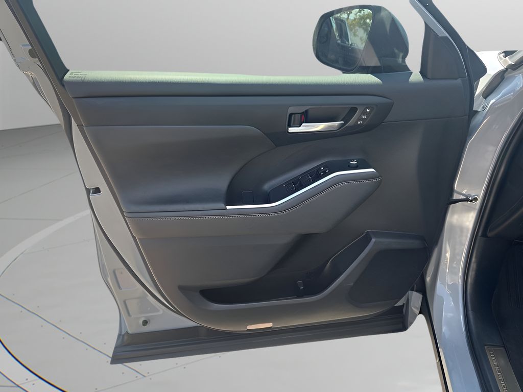 Used Car 2023 Toyota Highlander Hybrid  Bronze Edition For Sale Under $40,000 In Austin, Texas