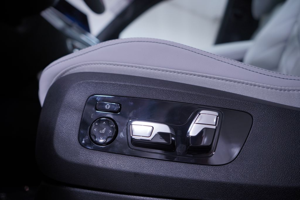 Thumbnail: 2026 BMW X7 - 13