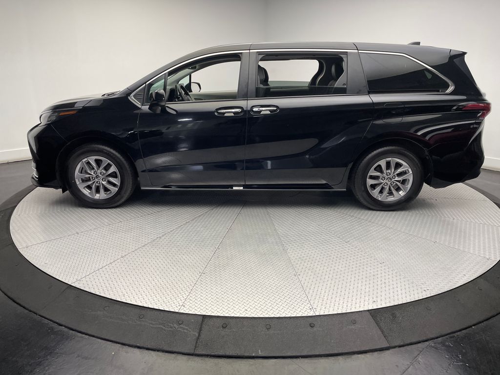 Thumbnail: 2022 Toyota Sienna - 8