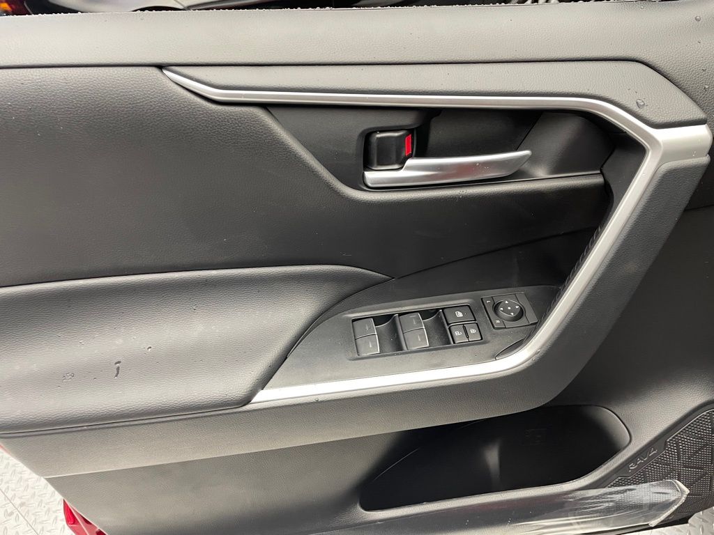 2025 Toyota RAV4 XLE 9
