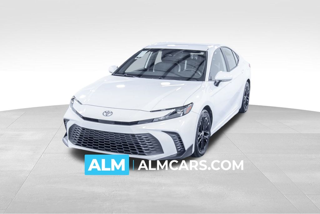 2025 Toyota Camry SE's photo
