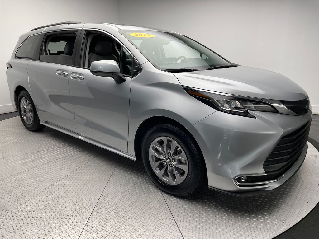 2023 Toyota Sienna XLE 3