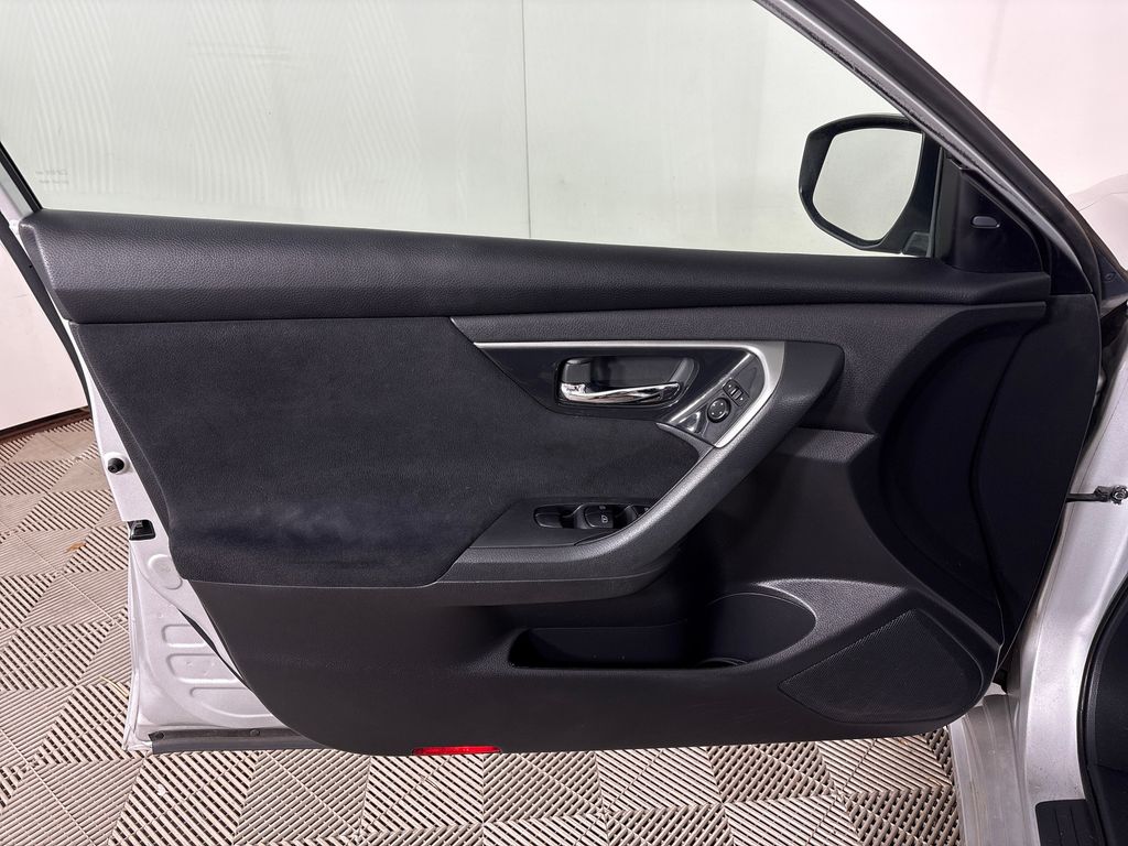 Used 2014 Silver Nissan 2.5 SV image 16