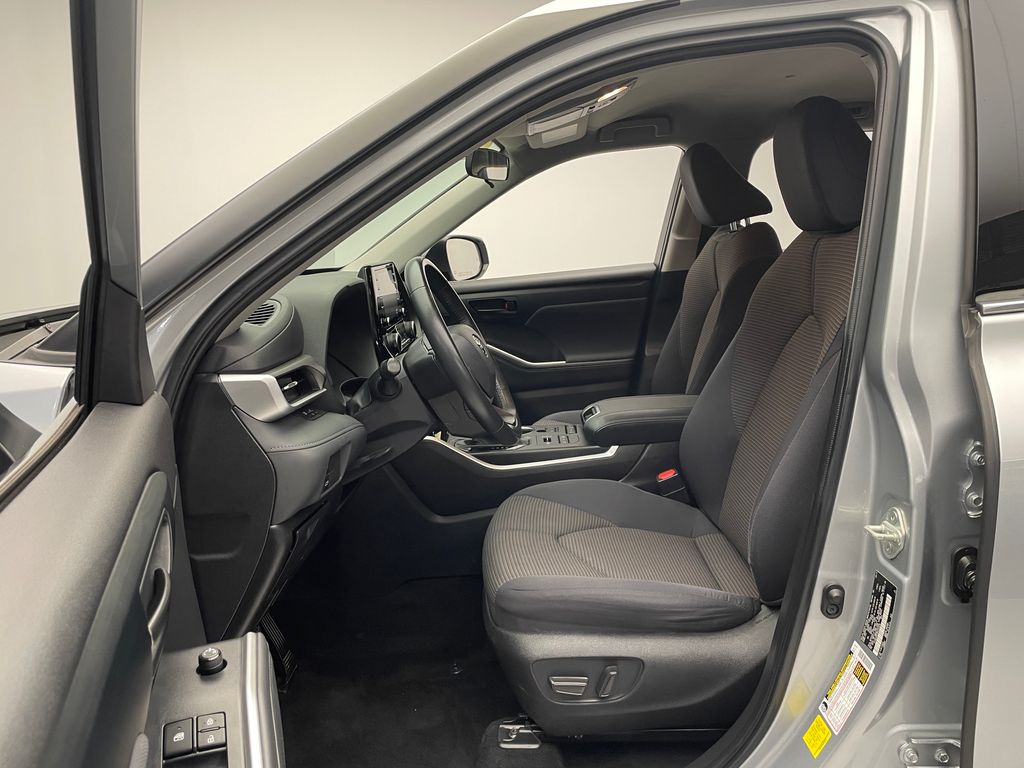 2022 Toyota Highlander LE 12