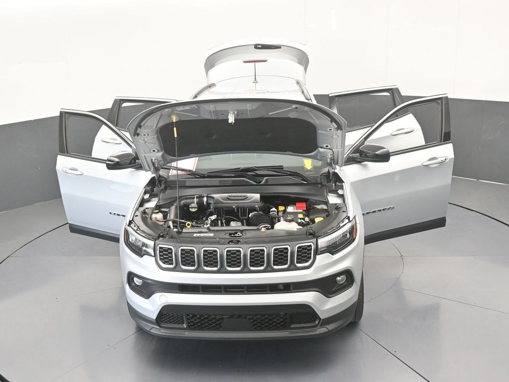 Used 2025 Silver Zynith Metallic Clearcoat Jeep Latitude image 41