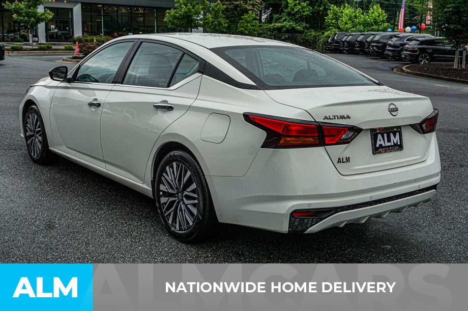 Used 2025 White Nissan 2.5 SV image 5