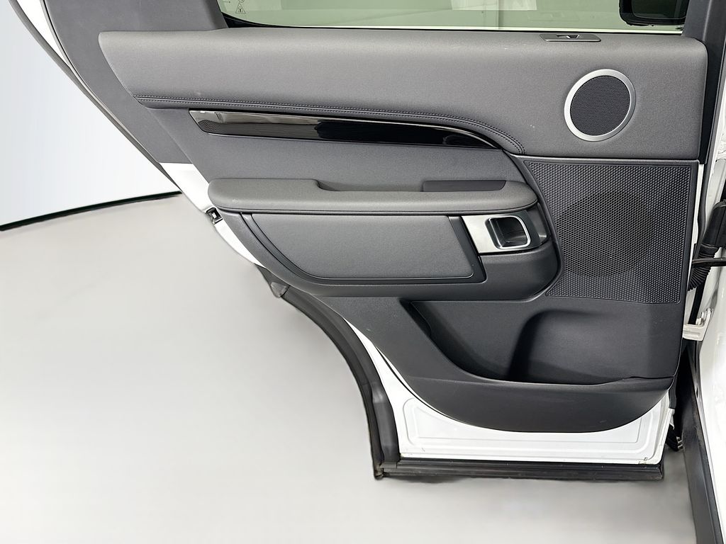 Thumbnail: 2025 Land Rover Discovery - 25