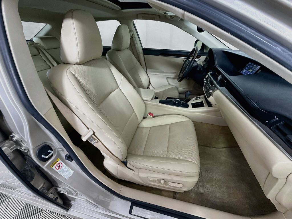 Thumbnail: 2014 Lexus ES - 29