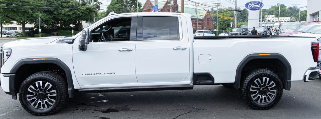 Used 2025 White GMC Denali Ultimate image 3