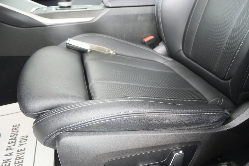 Thumbnail: 2024 BMW 3 Series - 10