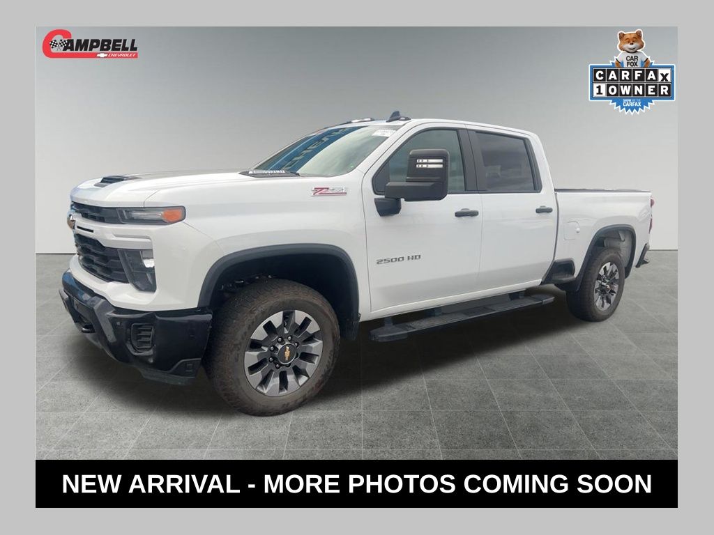 Summit White 2025 Chevrolet Silverado 2500HD Custom Crew Cab 4WD Pickup Truck Four-Wheel Drive Automatic