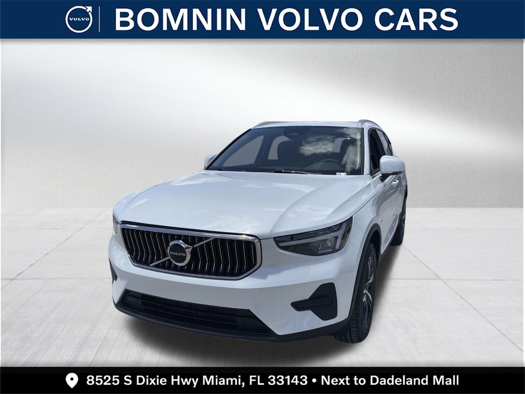2025 Volvo XC40 B5 Core photo