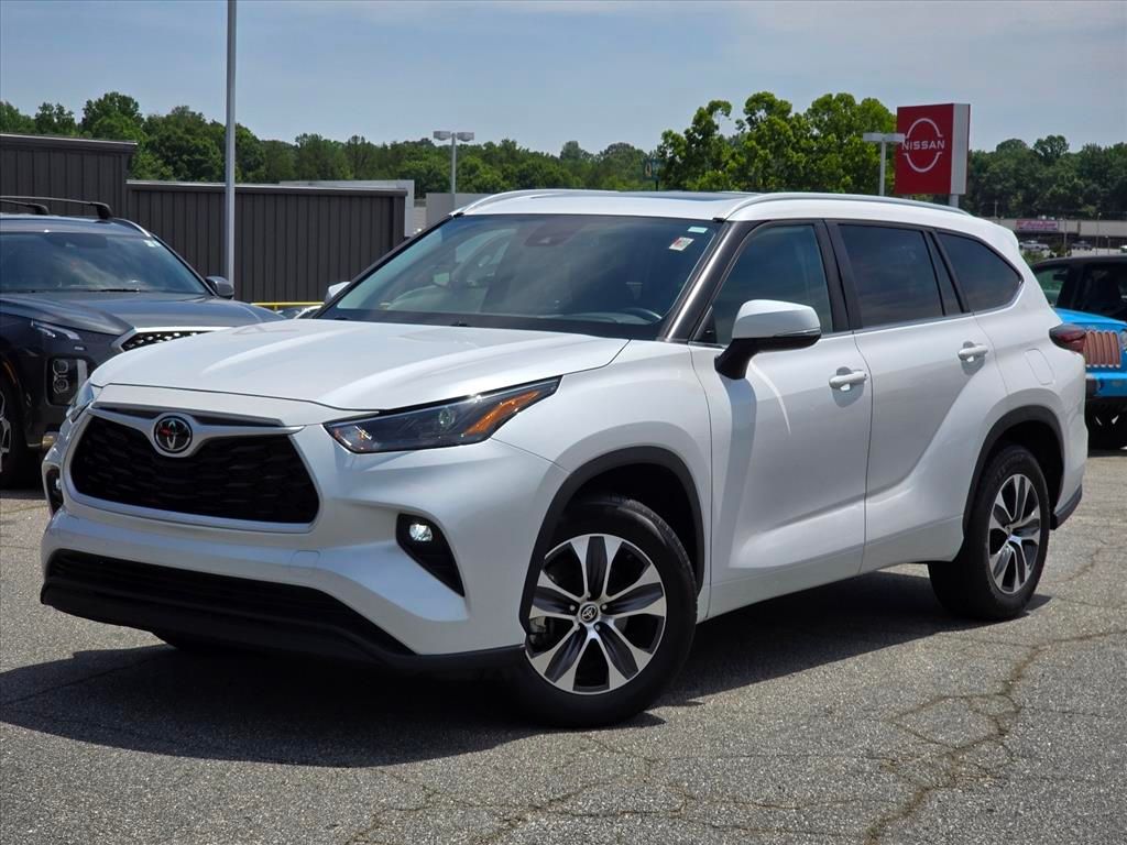 Pearl 2024 Toyota Highlander XLE FWD SUV / Crossover Front-Wheel Drive 8-Speed Automatic