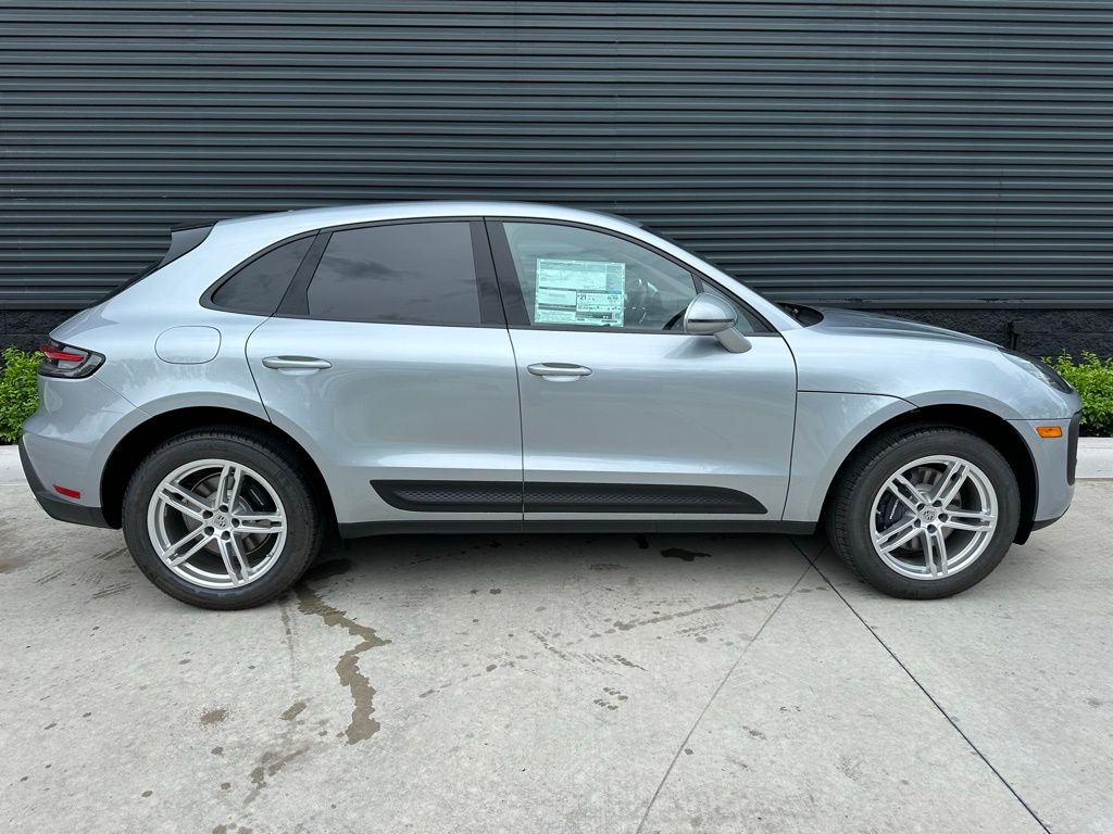 Thumbnail: 2025 Porsche Macan - 8