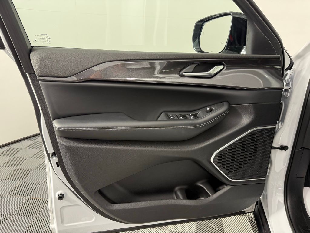 2023 Jeep Grand Cherokee L Altitude 10