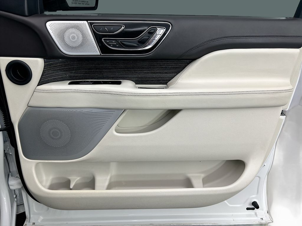 Thumbnail: 2023 Lincoln Navigator L - 27