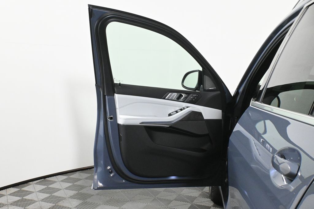 Thumbnail: 2026 BMW X7 - 29