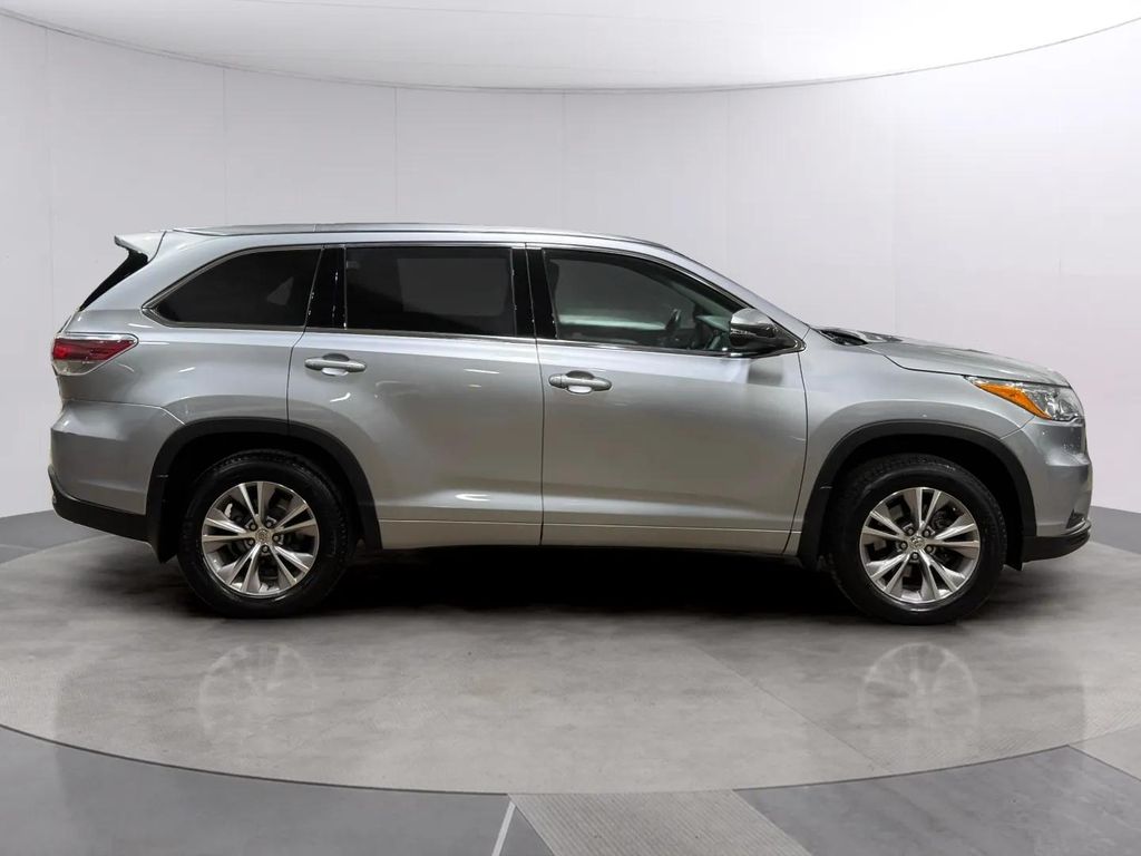 Used 2015 Silver Sky Metallic Toyota XLE V6 image 2