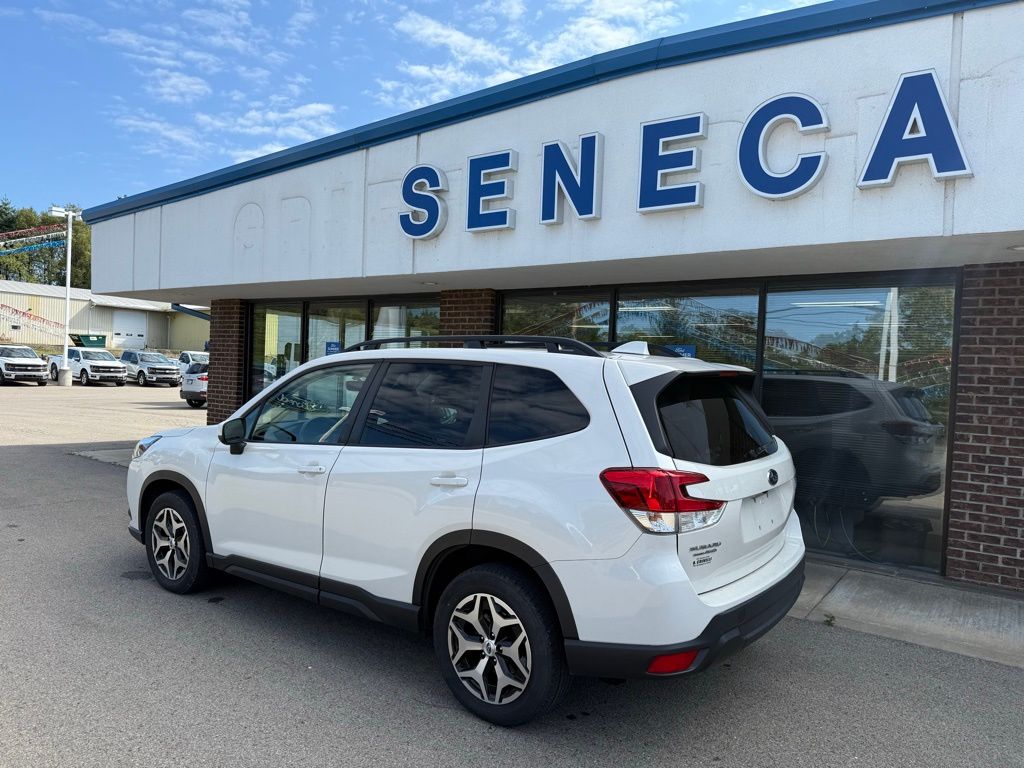 2022 Subaru Forester Premium photo 3