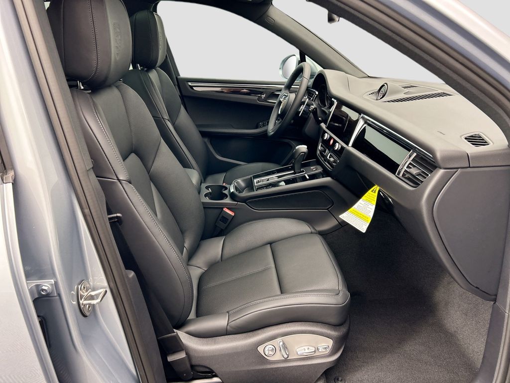 Thumbnail: 2026 Porsche Macan - 22