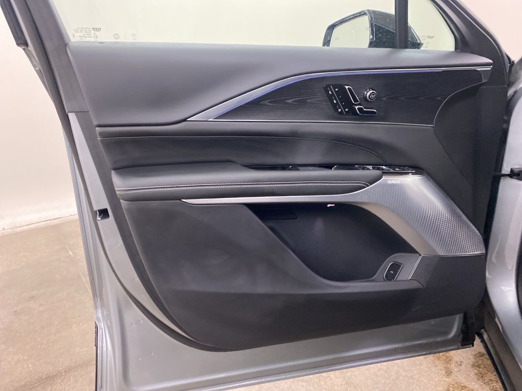 2024 Cadillac LYRIQ Luxury photo