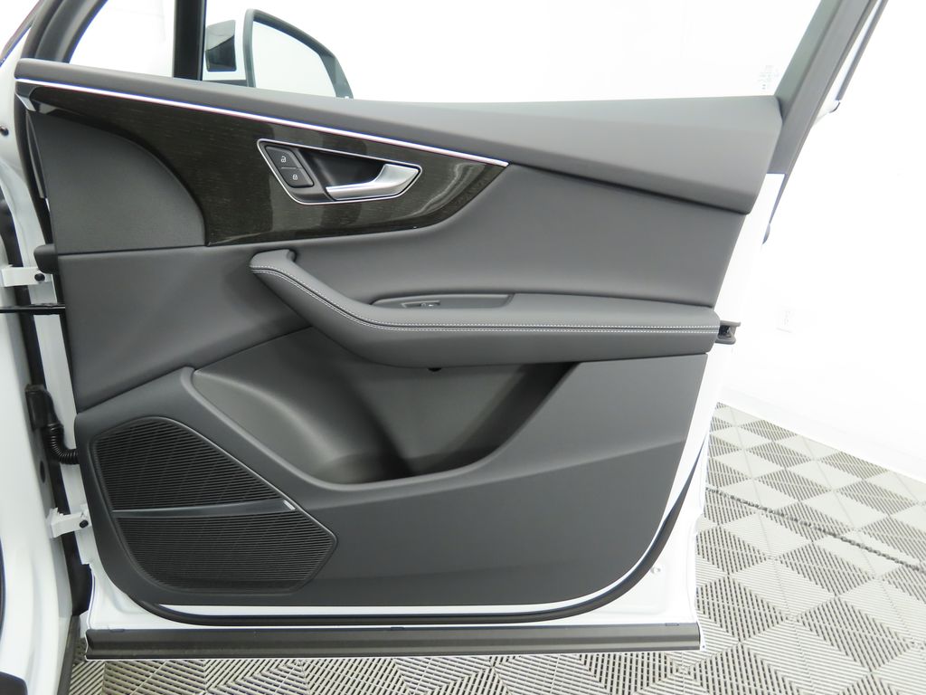 Thumbnail: 2025 Audi Q7 - 27