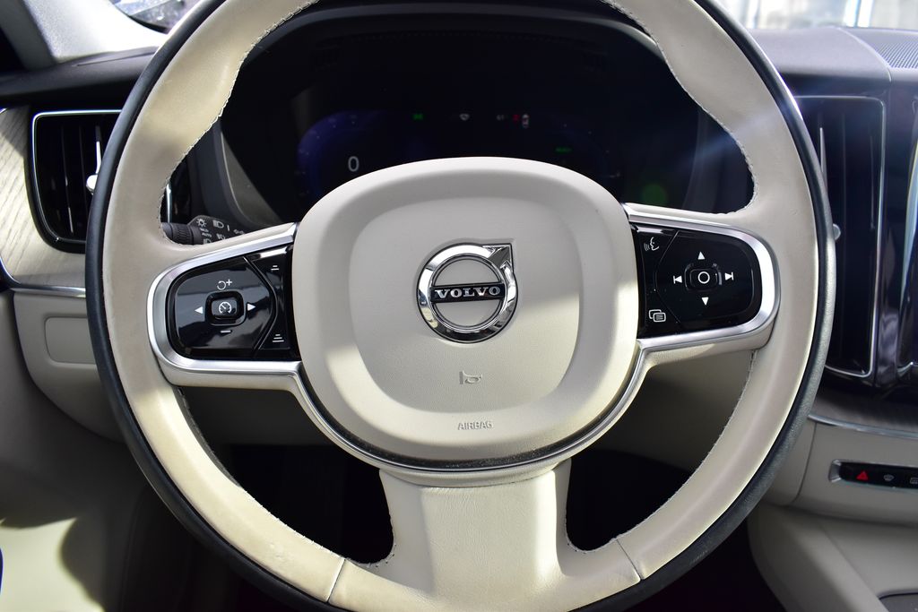 Thumbnail: 2023 Volvo XC60 - 14