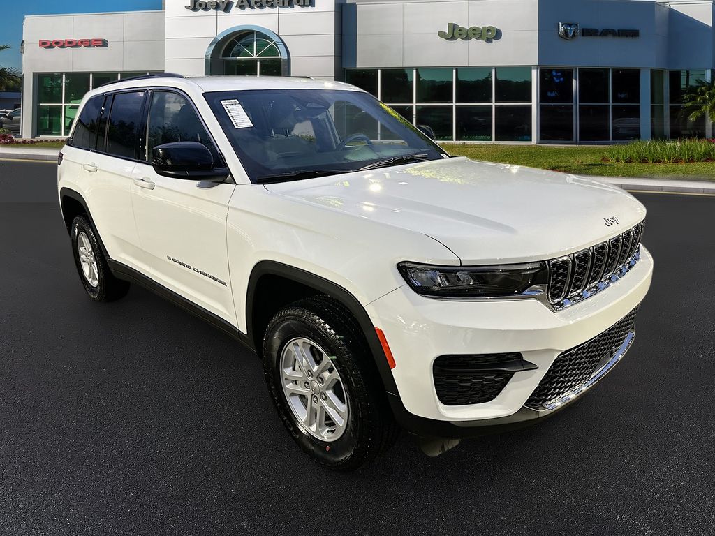 Bright White Clearcoat 2025 Jeep Grand Cherokee Laredo 4WD SUV / Crossover Four-Wheel Drive 8-Speed Automatic