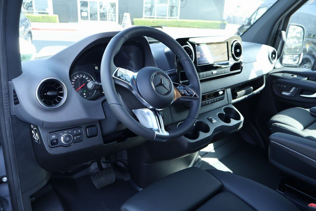 Thumbnail: 2025 Mercedes-Benz Sprinter - 3