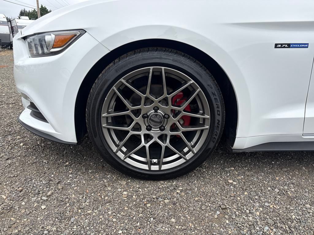 2017 Oxford White Ford Mustang V6 RWD Coupe
