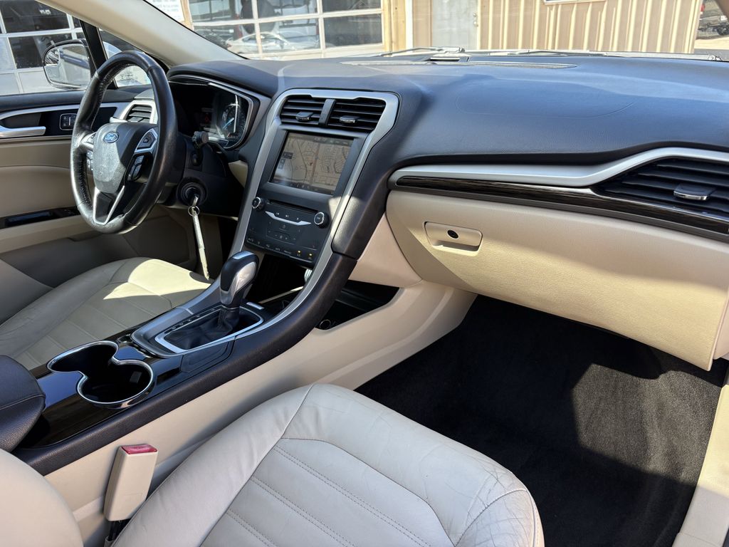 Used 2015 White Platinum Clearcoat Metallic Ford SE image 28