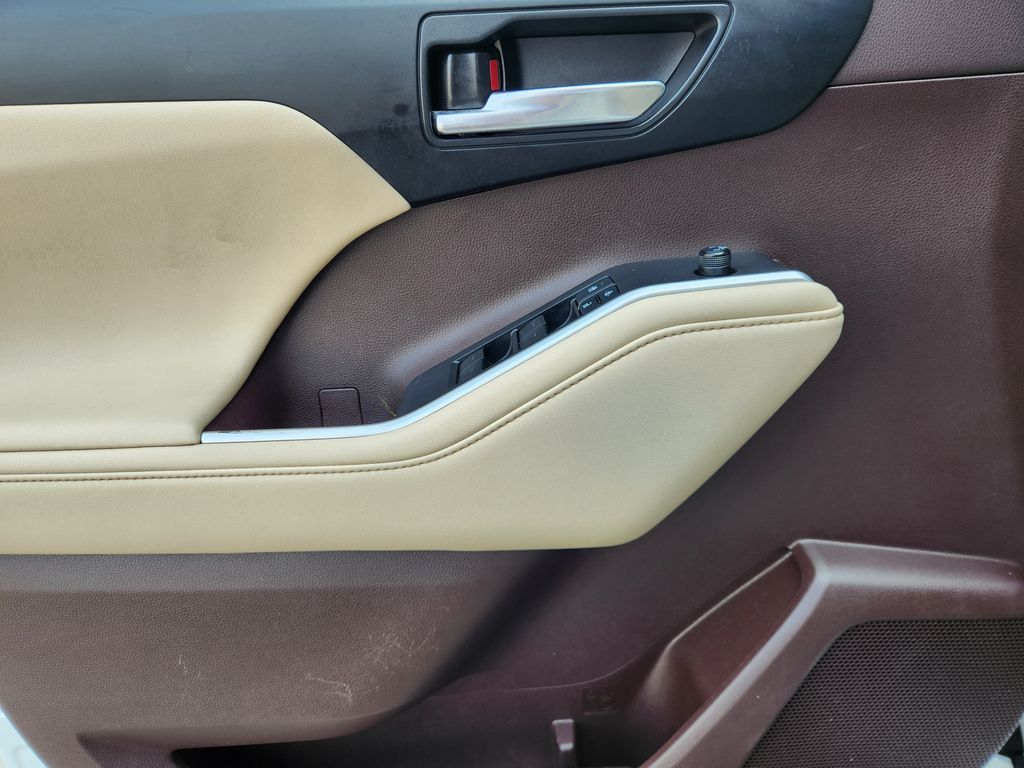 2022 Toyota Highlander Hybrid XLE Beige at Toyota of Victoria