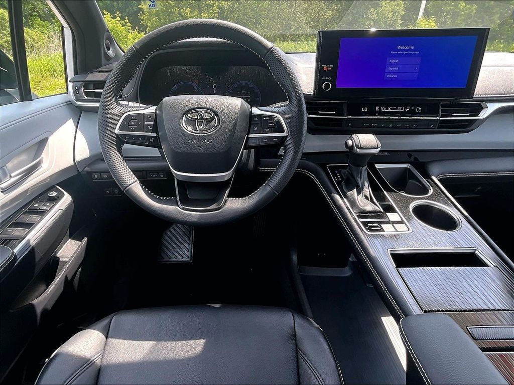 2025 Toyota Sienna — photo 17