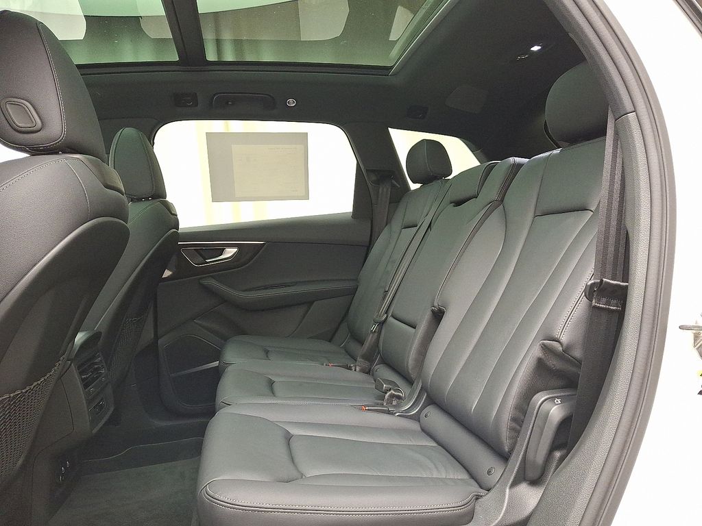 Thumbnail: 2025 Audi Q7 - 10