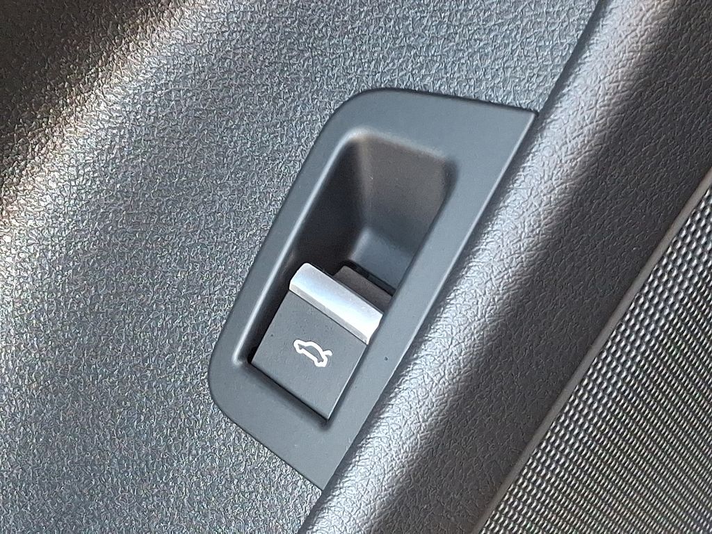 Thumbnail: 2022 Audi Q8 - 27