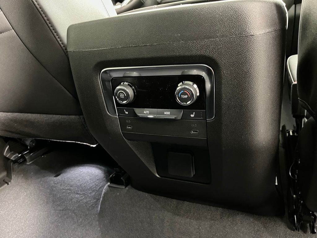 2025 Chevrolet Suburban LT 18
