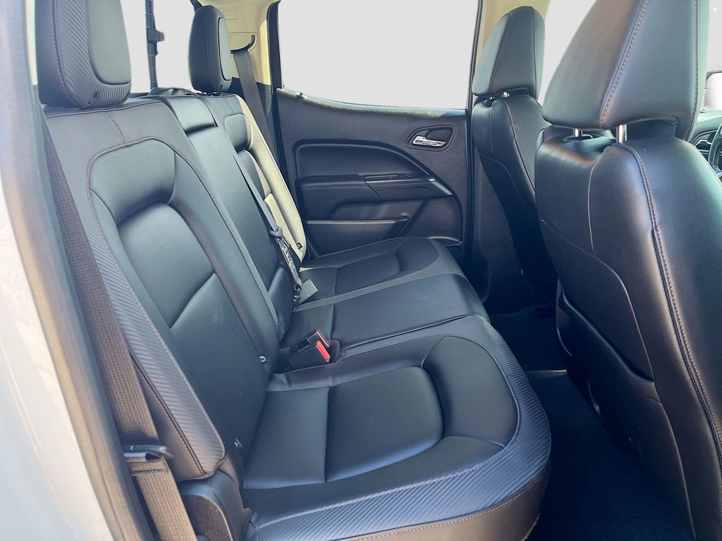 Used 2022 White GMC AT4 w/Leather image 25