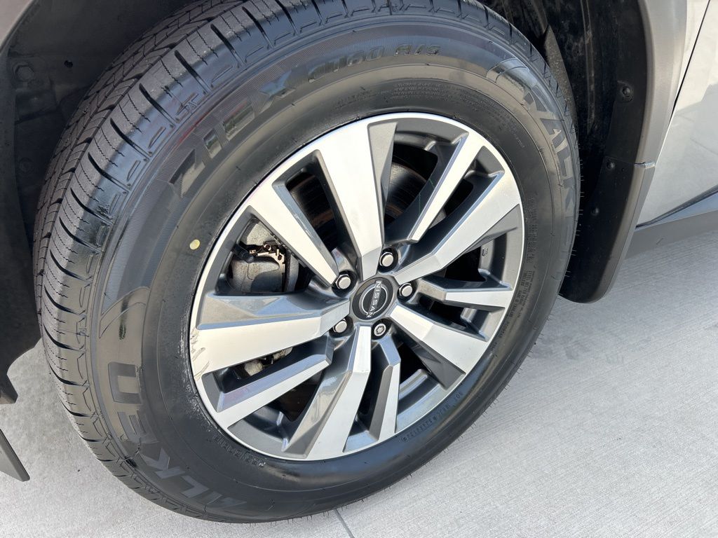 2023 Gun Metallic Nissan Pathfinder SL FWD SUV