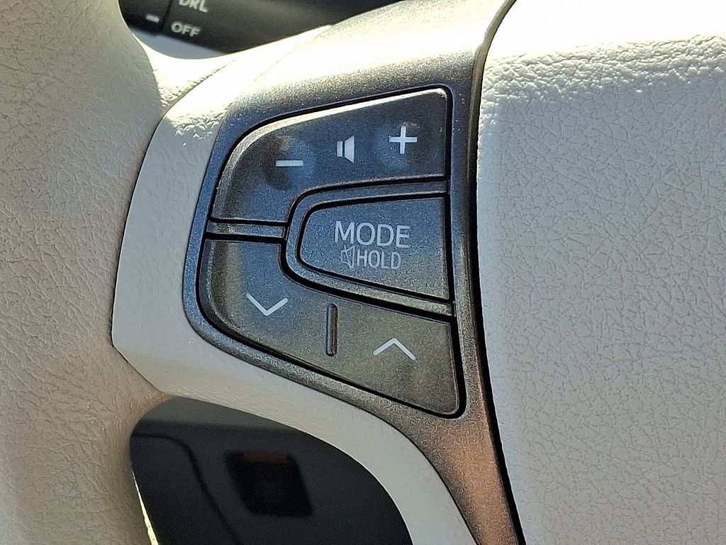 Thumbnail: 2014 Toyota Sienna - 23