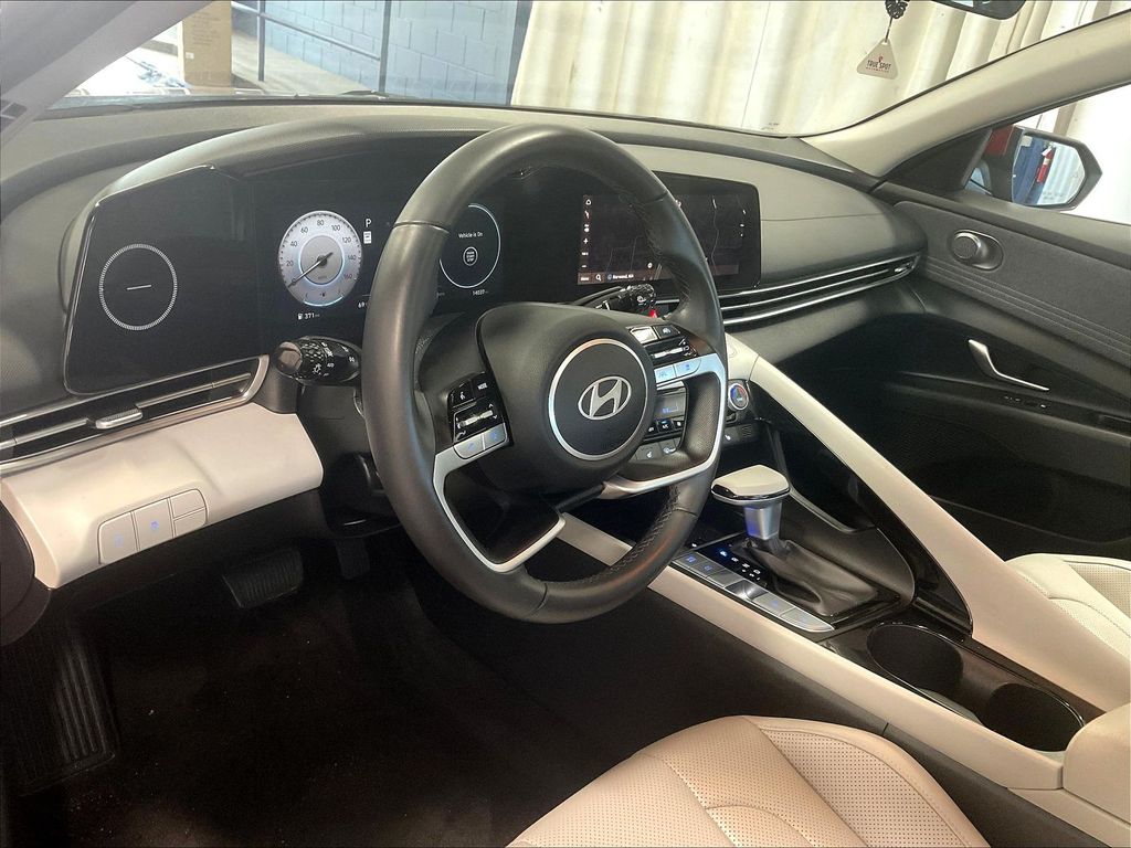 2025 Hyundai Elantra — photo 8