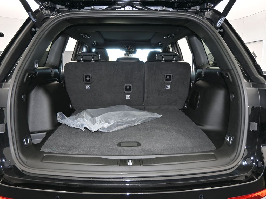 New 2026 Diamond Black Crystal Pearlcoat Jeep Limited image 34