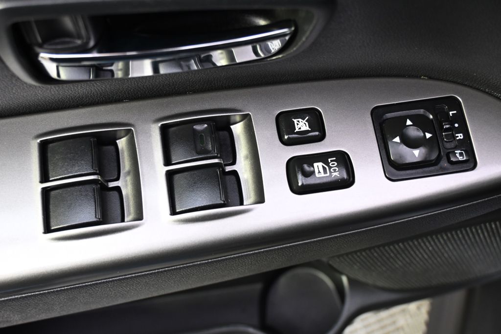 Used 2025  Mitsubishi 2.0 SE image 23