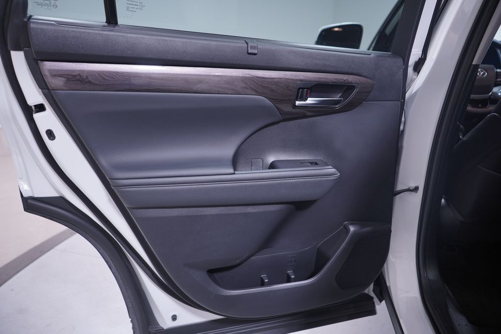 Thumbnail: 2023 Toyota Highlander - 14