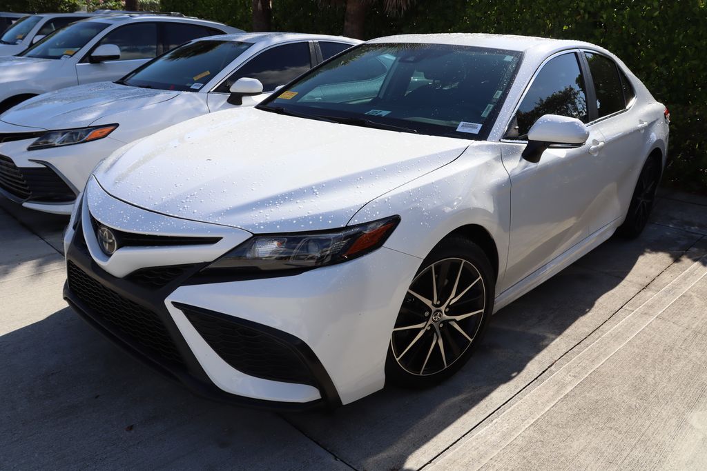 2022 Toyota Camry SE 2