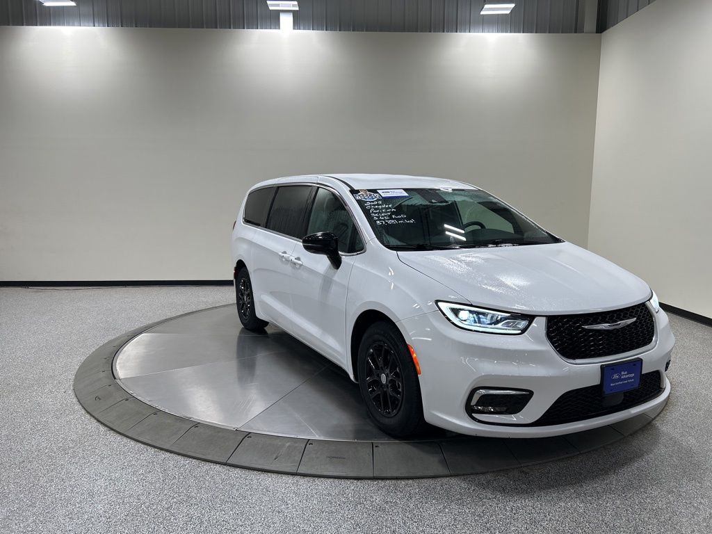 used 2025 Chrysler Pacifica car, priced at $31,741