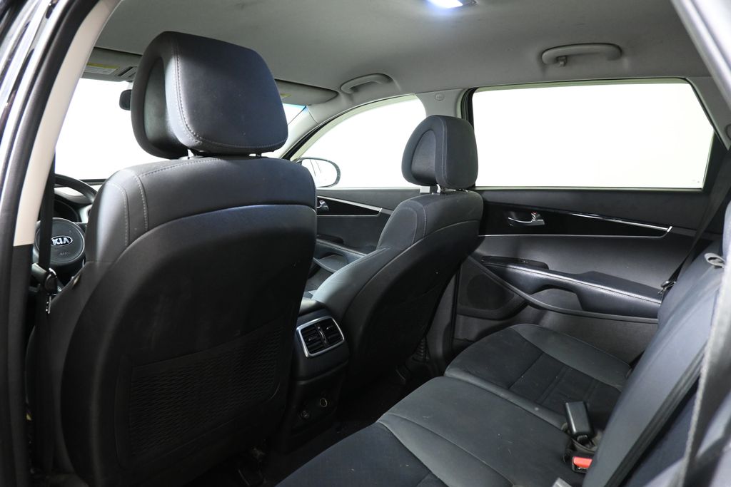 Thumbnail: 2017 Kia Sorento - 6