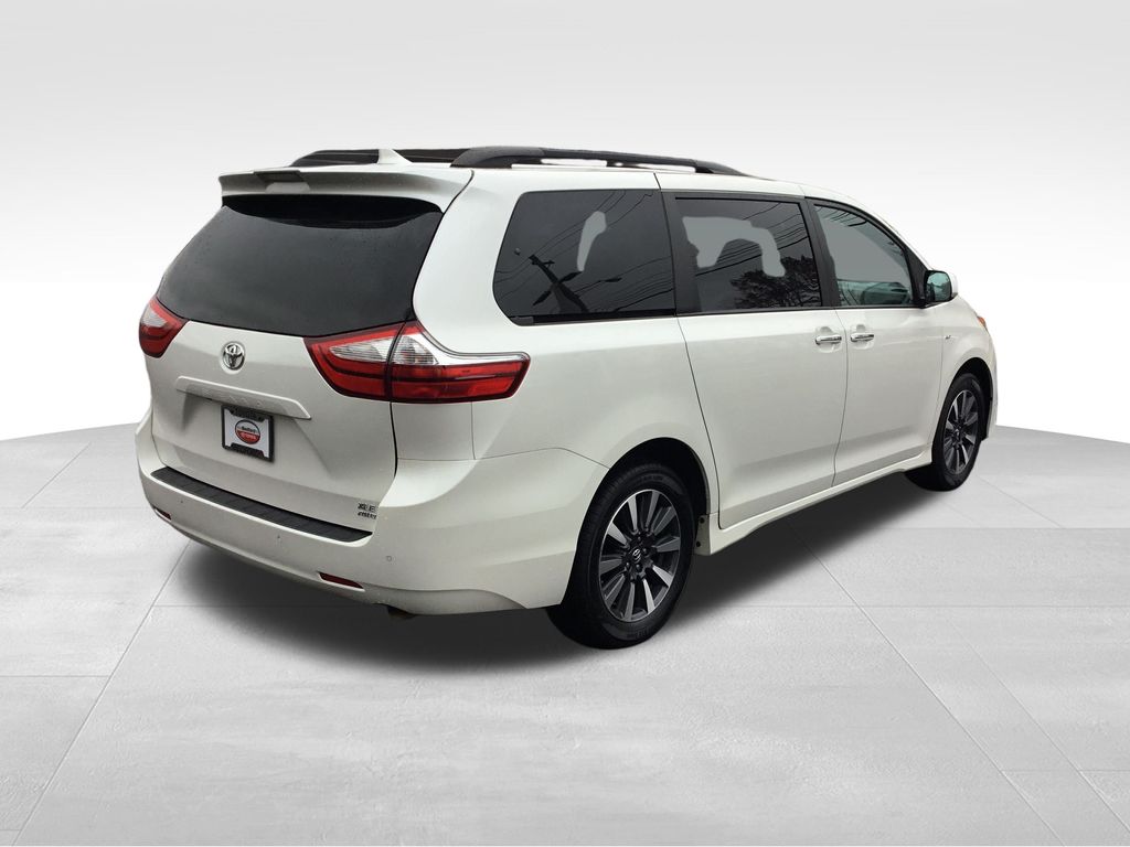 Thumbnail: 2018 Toyota Sienna - 5